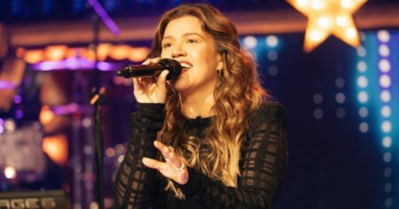 Kelly Clarkson Gets Sweet Send-Off From Her Kids During Emotional Final Talk Show Episode