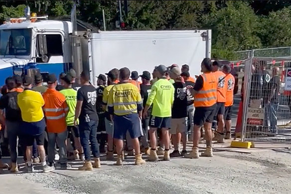 A crowd of men in CFMEU-branded clothing at the Centenary Bridge upgrade last year.