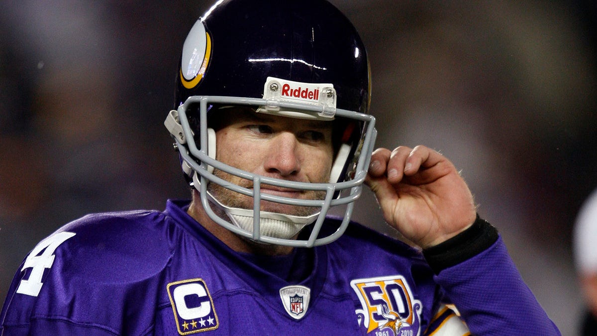 Bret Favre plays for Vikings