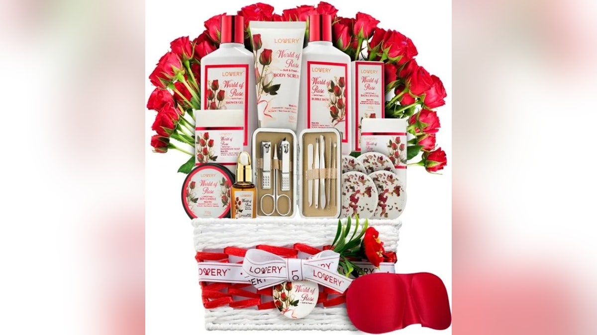 Pamper your loved one with this luxurious Red Rose spa gift set at 1800 Flowers featuring aromatherapy and anti-aging items.