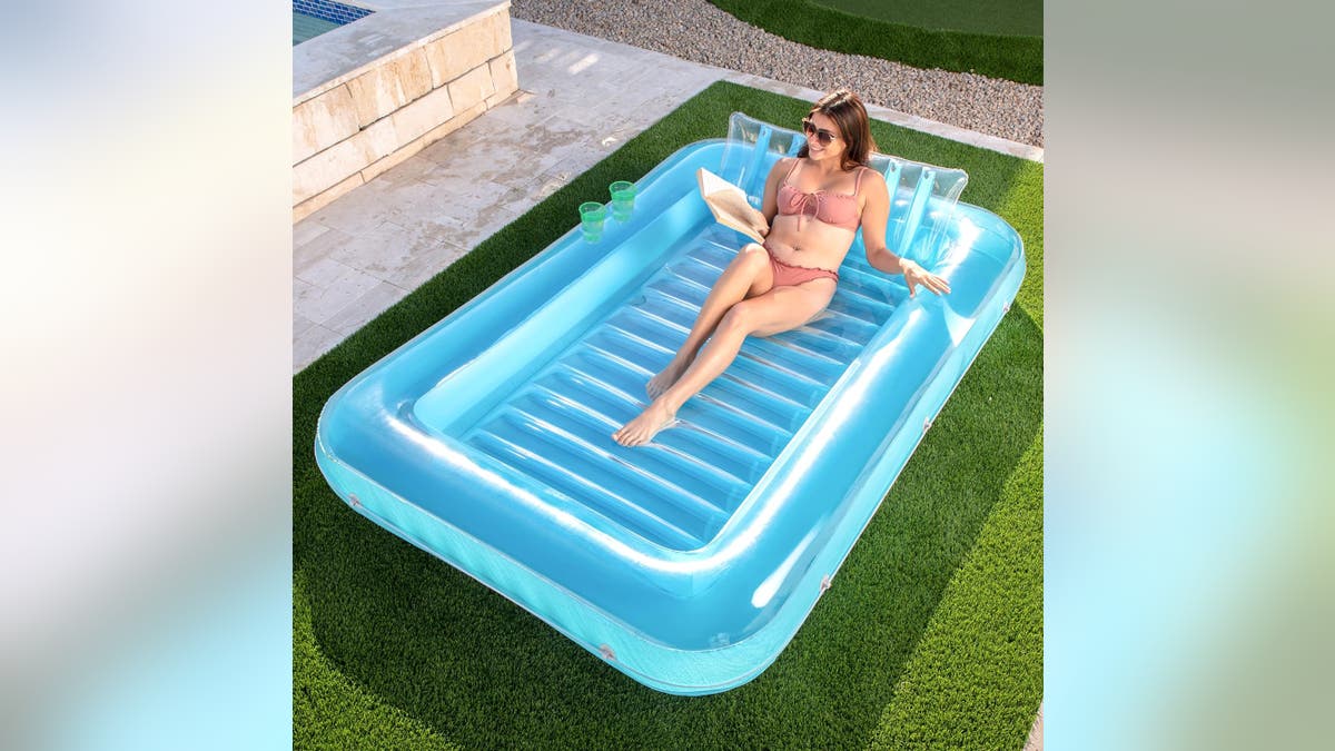 Relax in the sun and stay cool with this lounge pool. 