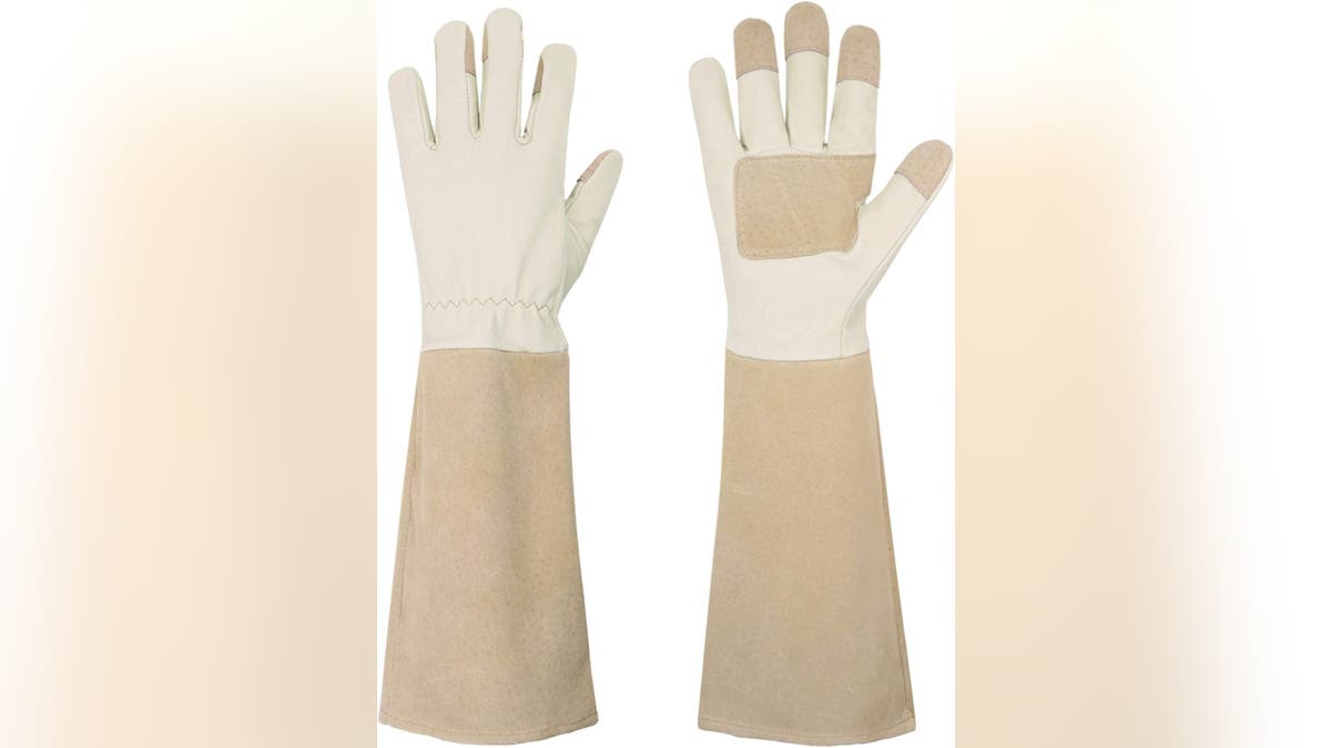 These Handlady Rose Pruning Gloves are made of durable leather.