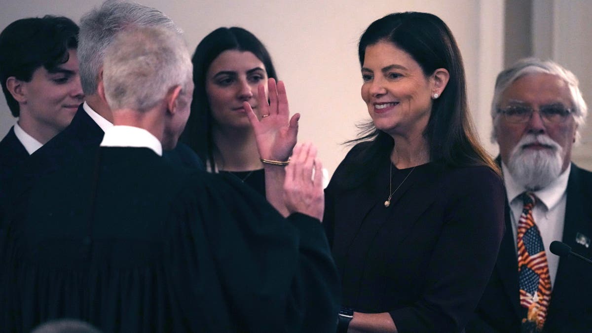 Kelly Ayotte sworn in