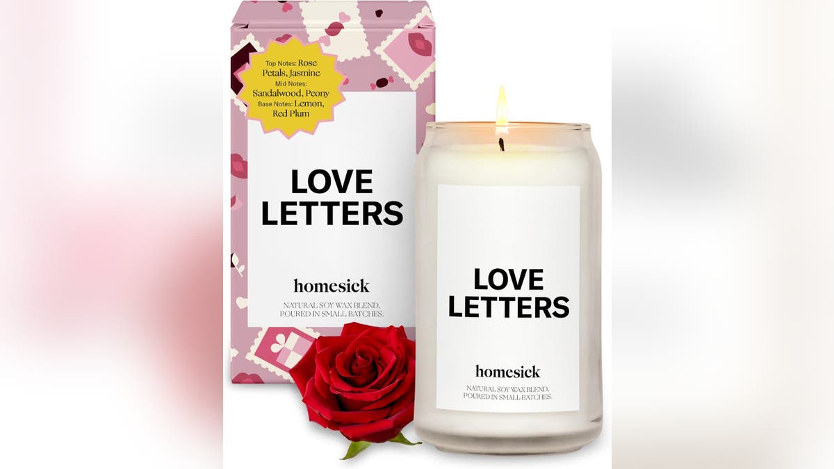 High-quality scented candles create a cozy and romantic atmosphere.