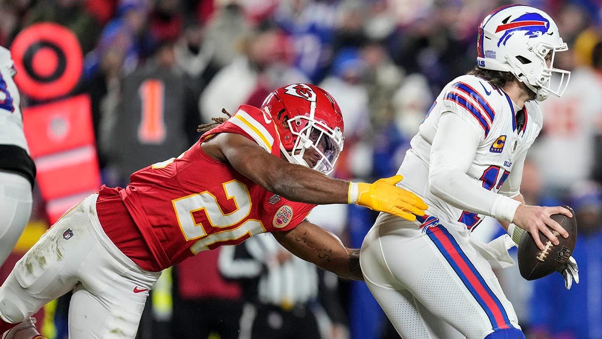 Justin Reid tries to tackle Josh Allen