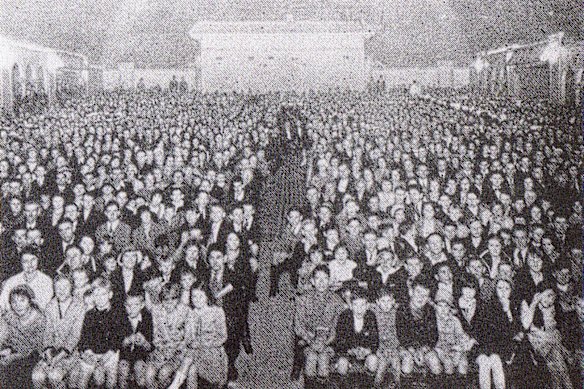 The packed Plaza Theatre in 1933.