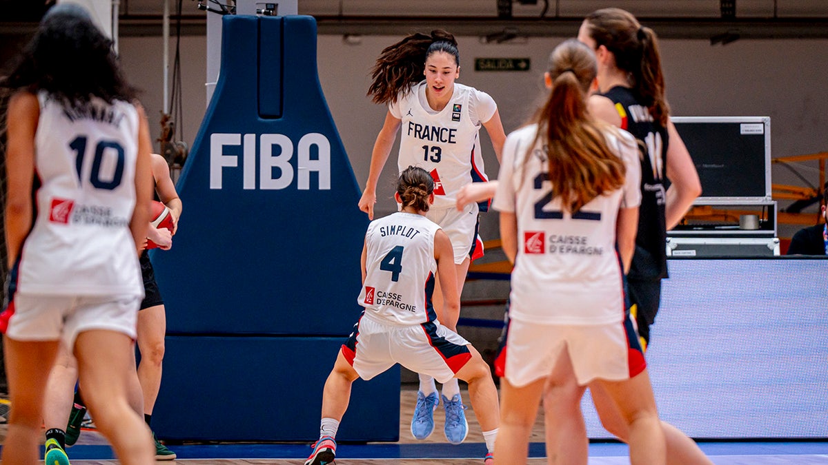 Alicia Tournebize comes down