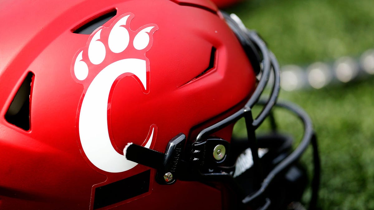 Cincinnati Bearcats helmet