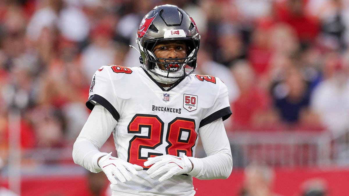 Shilo Sanders lines up against the Bills