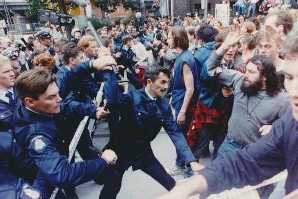 Police clash with angry protesters during the last visit by a US president to Melbourne in 1992.