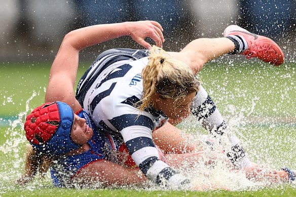 Georgie Prespakis of the Cats and Sarah Poustie of the Bulldogs compete for the ball in an AFLW match in Ballarat on Sunday.