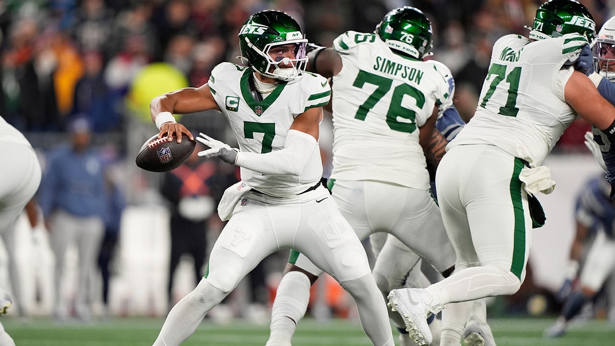 Justin Fields throws a pass