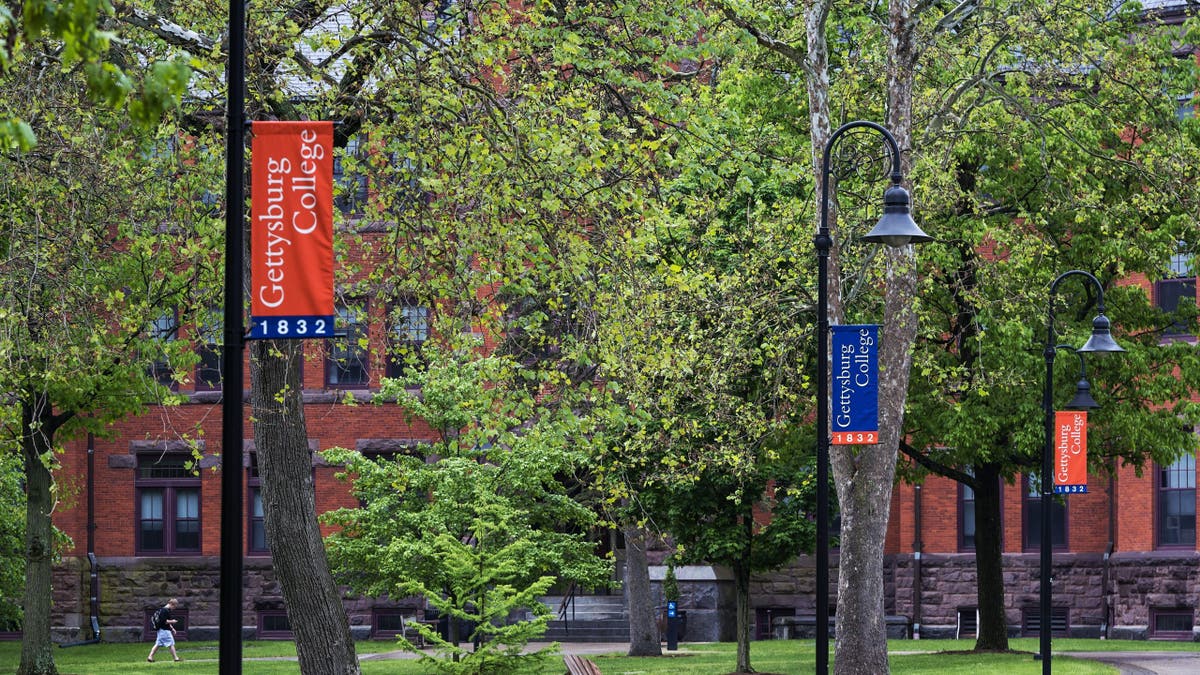 Gettysburg college campus with green leaves and grass