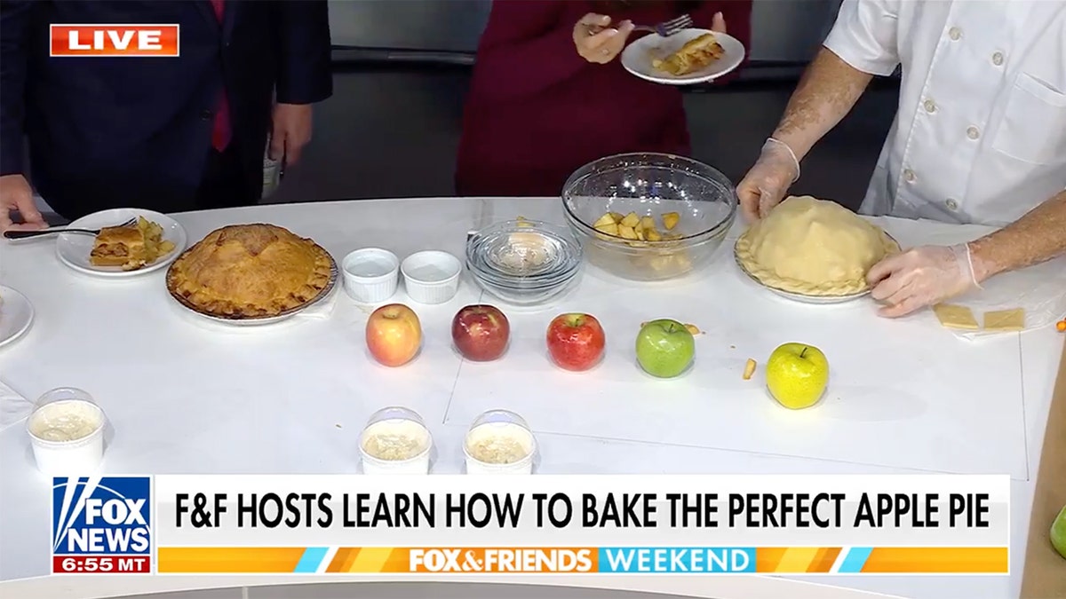 The hosts of "Fox & Friends Weekend" learn how to bake the perfect apple pie.