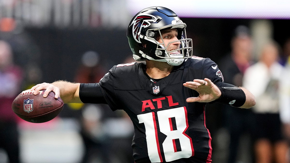 Kirk Cousins throws pass