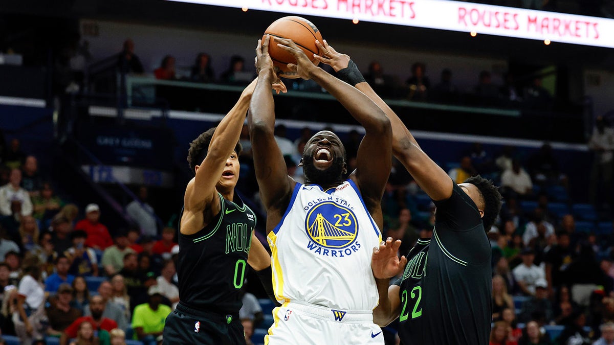 Draymond Green fights for a rebound
