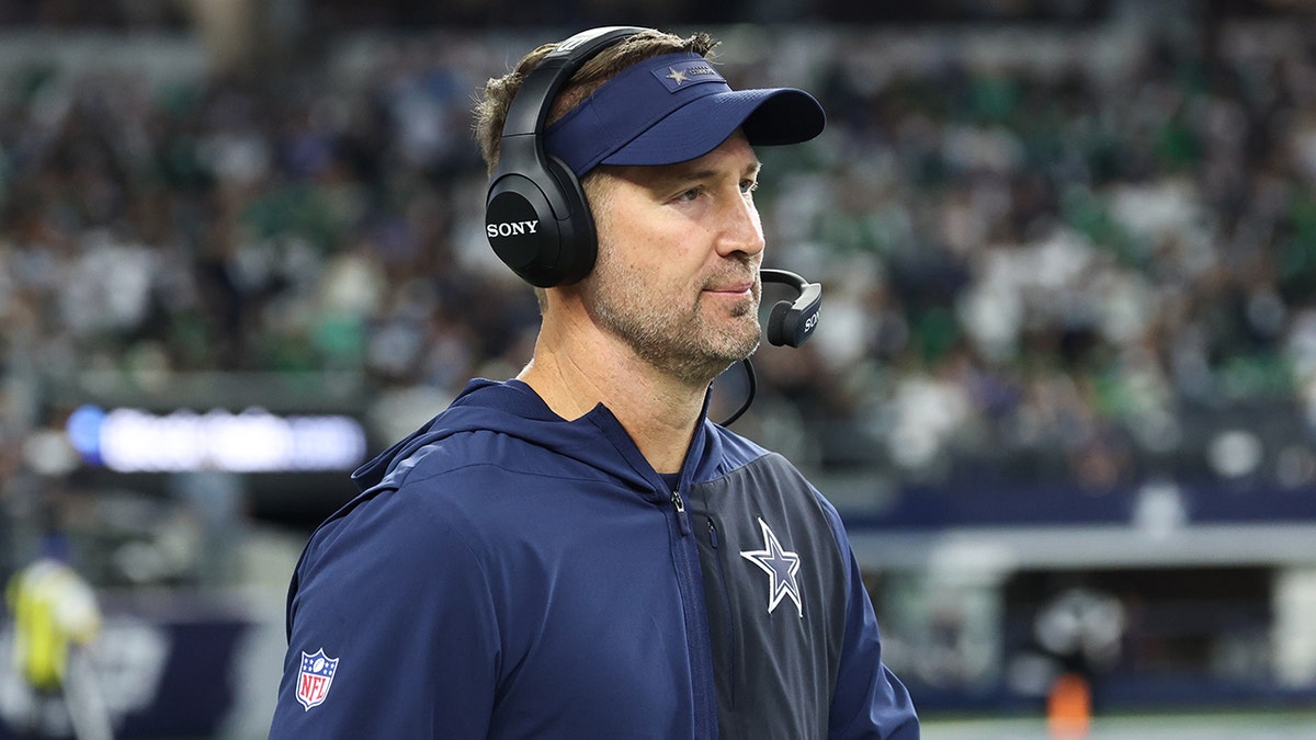 Brian Schottenheimer on the sideline