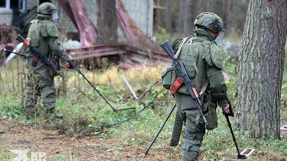North Korean soldiers with Russian demining equipment