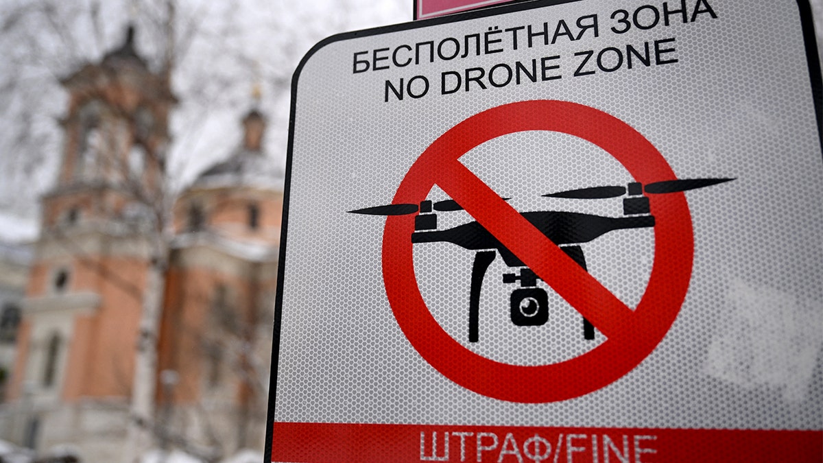 A warning sign in Moscow indicates that drones are not allowed to fly over the city center.