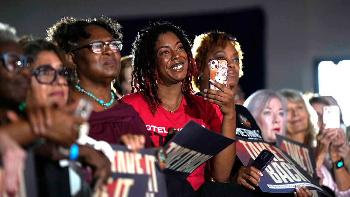 Cowd at Newsom Texas rally