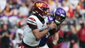 Commanders’ Jayden Daniels takes hit after interception, re-injures shoulder