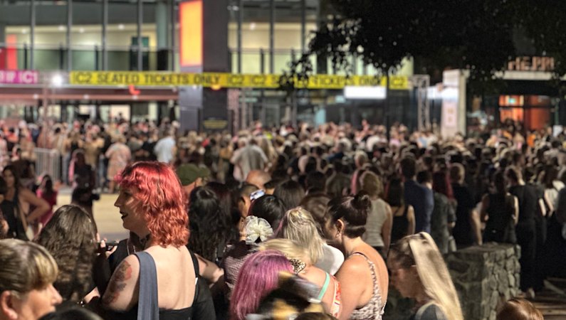 The reason thousands of fans were stuck outside Suncorp Stadium while the show started