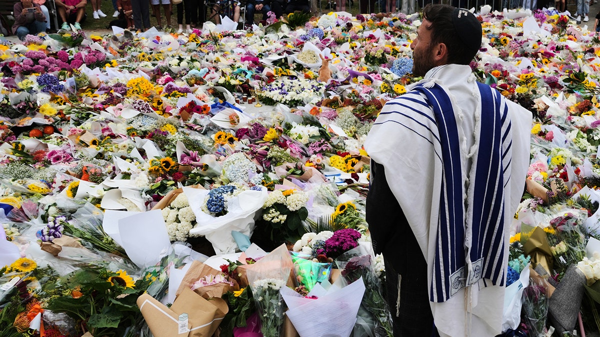Rabbi speaks at a memorial for the victims of the Bondi Beach mass shooting.