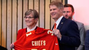Dem rep blasts Chiefs owner after team announces Kansas move