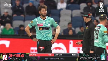 Umpires tell Afridi he can no longer bowl