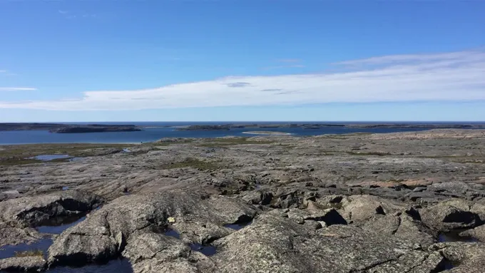 A picture of rocks along the water in Canada
