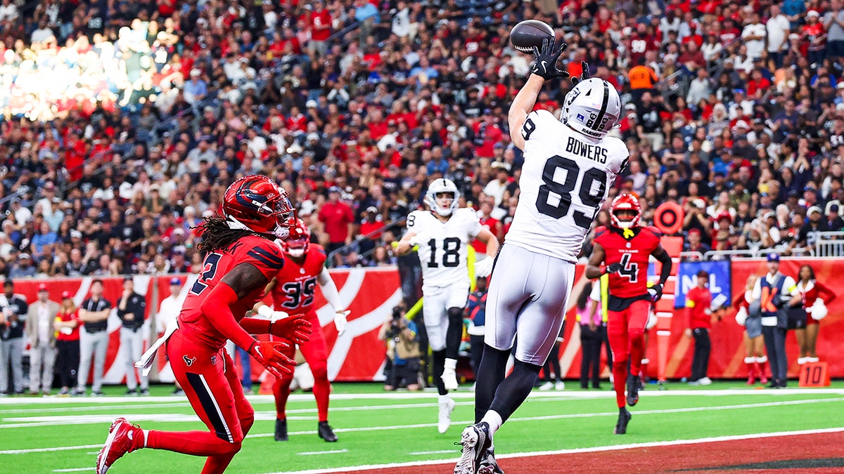Brock Bowers catches touchdown