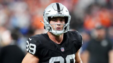 Raiders place star tight end on injured reserve before huge game with Giants