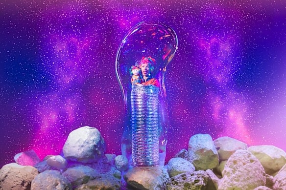 <i>Bubble Show in Space</i> tells a story using gigantic bubbles.