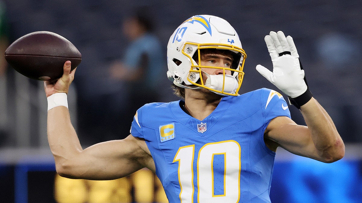 Justin Herbert throws pass