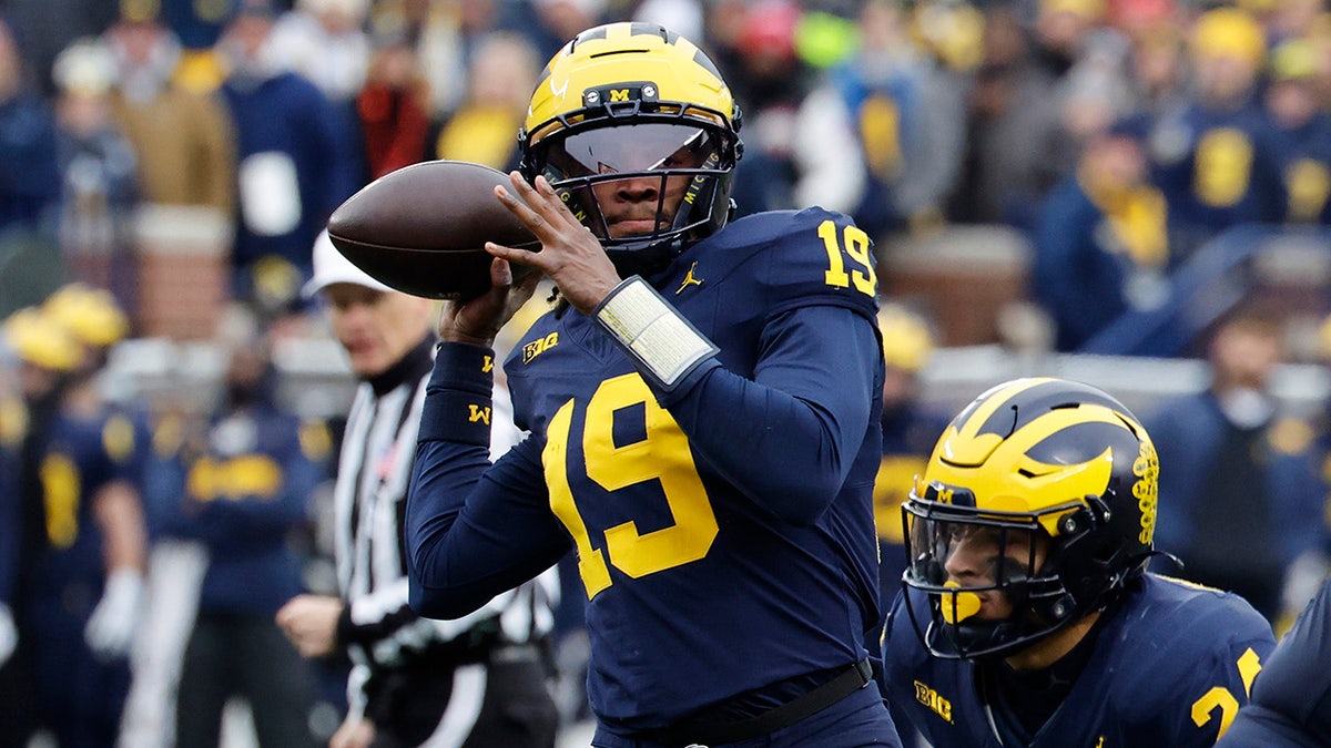 Bryce Underwood warms up for Ohio State game