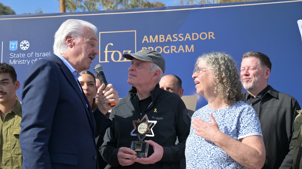 Mike Evans with Keith and Aviv Siegel.