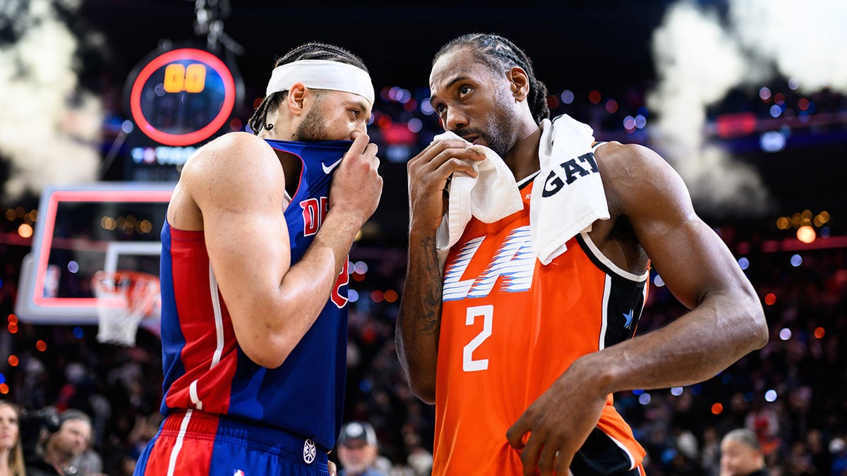 Kawhi Leonard chats with Cade Cunningham