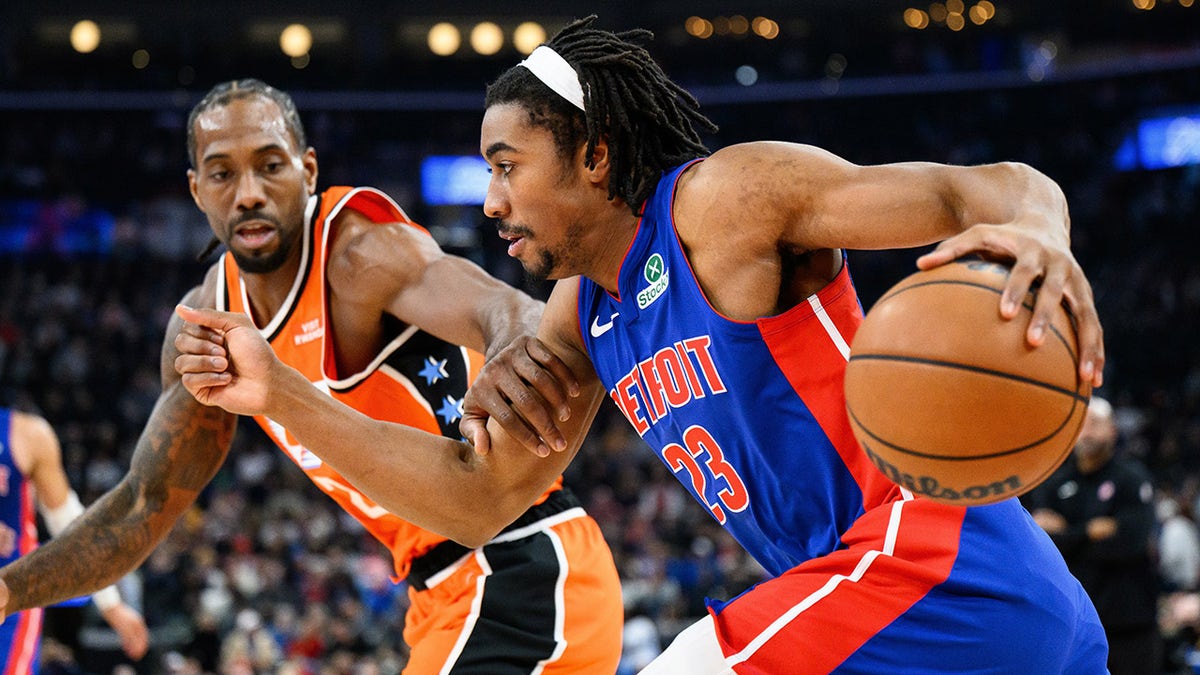 Jaden Ivey is defended by Kawhi Leonard