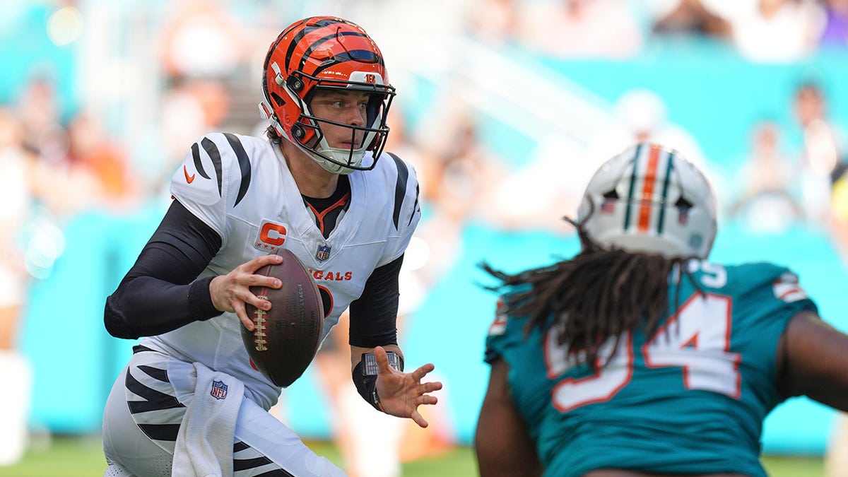 Joe Burrow looks to pass