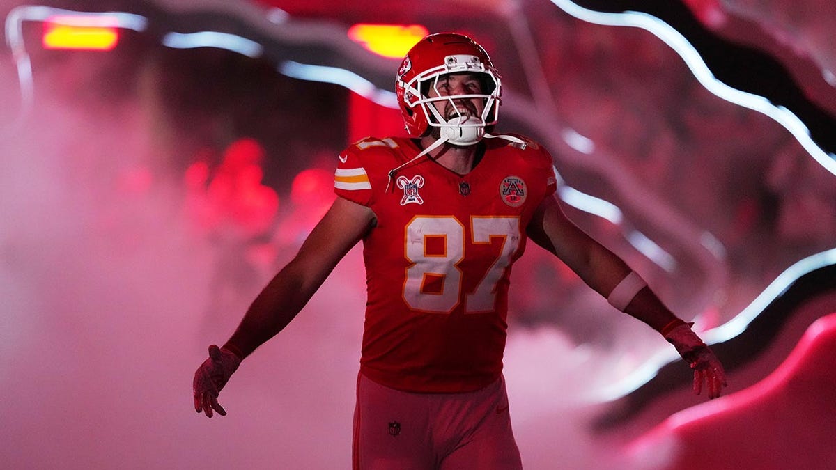 Travis Kelce comes onto the field