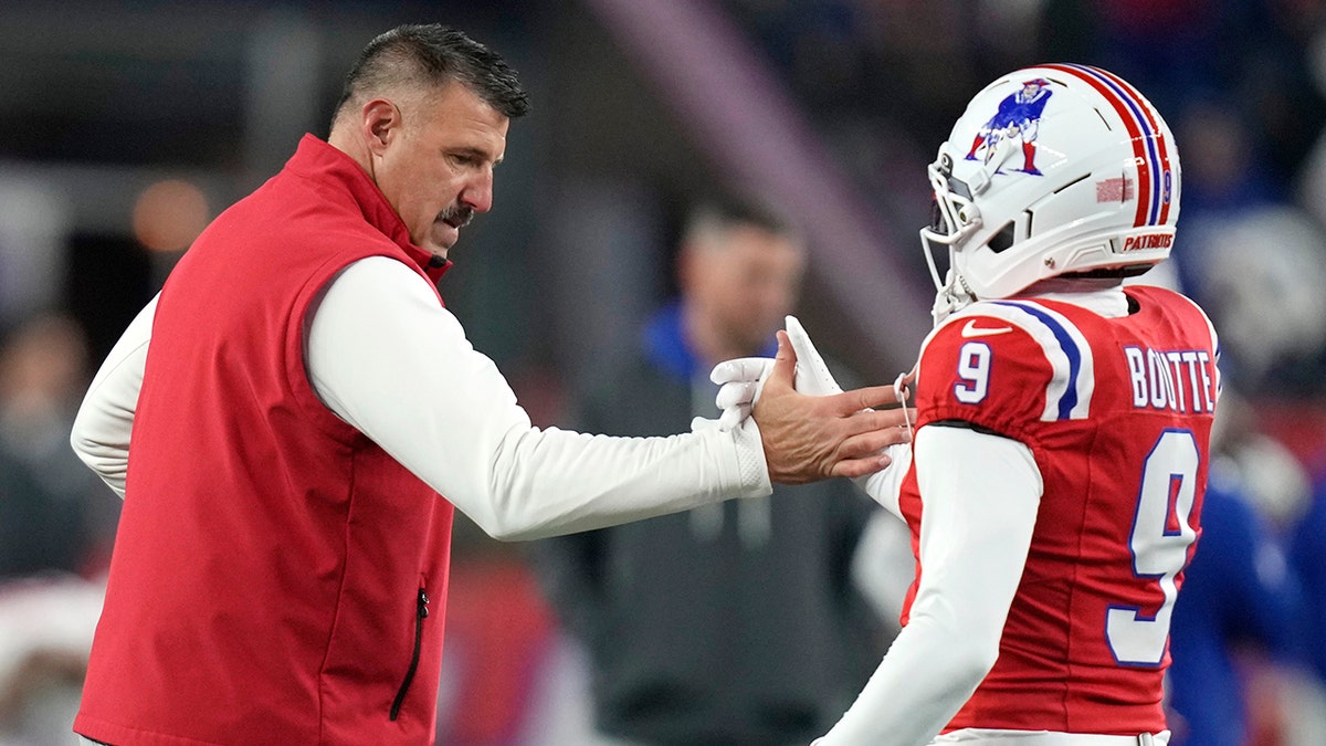 Mike Vrabel shakes hands with Kayshon Boutte