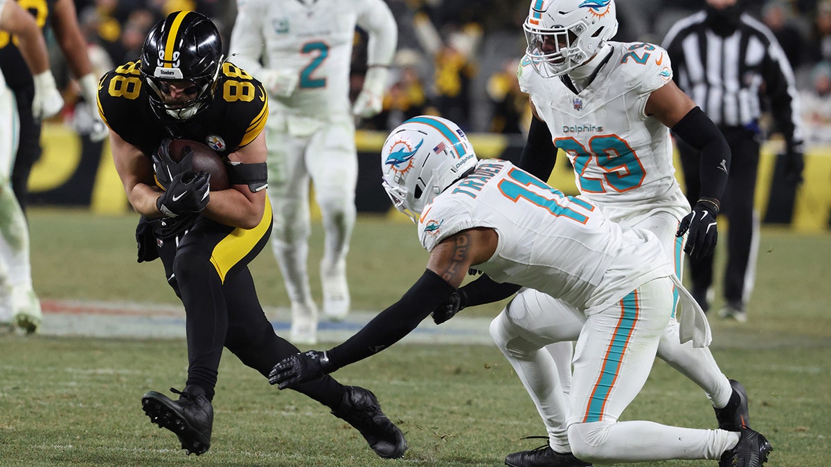 Pat Freiermuth runs with the ball