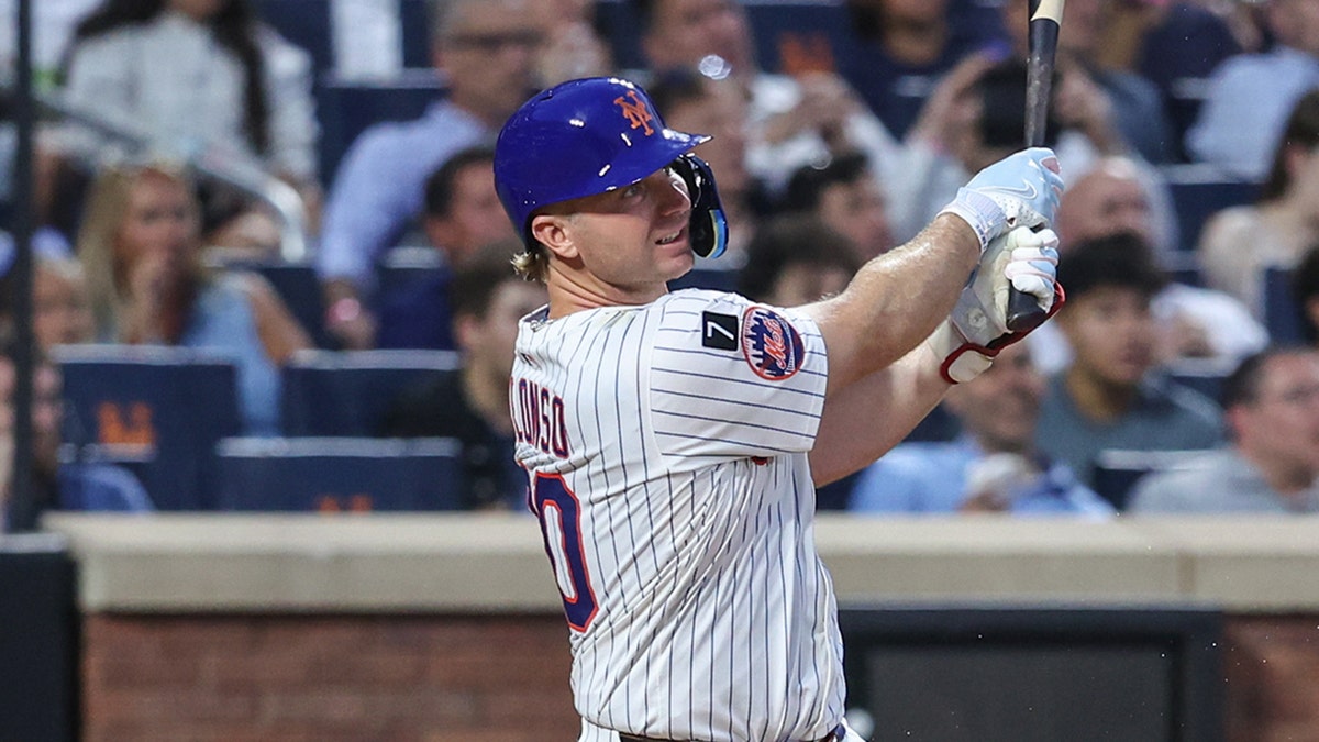 Pete Alonso hits home run