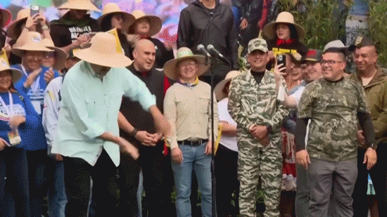 Maduro sings, dances and threatens to ‘smash the teeth’ of the ‘North American empire’