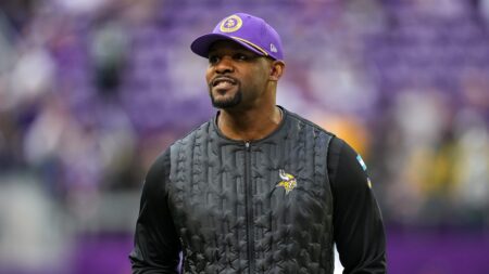 Vikings extend Brian Flores’ contract as defensive coordinator despite head coaching interviews