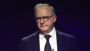 PM leads tributes to Australian Jews at Bondi memorial