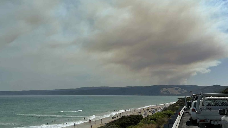 Otways fire poses new threat to lives and homes as temperatures soar