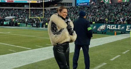 Erin Andrews Rocks Another Fur Coat During NFC Championship Game After Viral Moment
