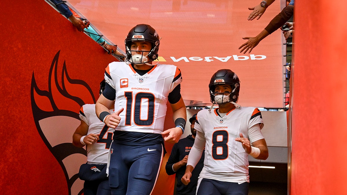 Bo Nix and Jarrett Stidham running