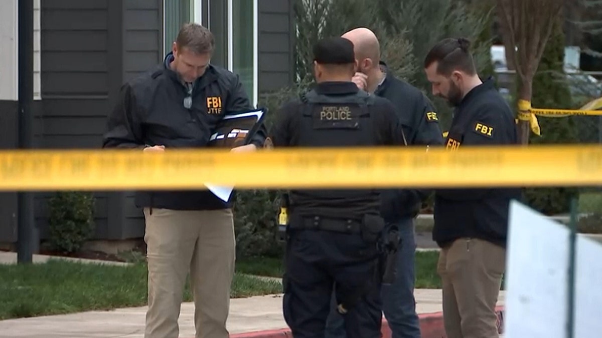 FBI agents in Oregon neighborhood